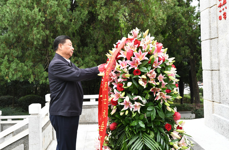 　　9月16日至18日，中共中央總書記、國(guó)家主席、中央軍委主席習(xí)近平在河南考察。這是16日下午，習(xí)近平來到位于信陽市新縣的鄂豫皖蘇區(qū)首府烈士陵園，瞻仰革命烈士紀(jì)念碑，向革命先烈敬獻(xiàn)花籃。 新華社記者 謝環(huán)馳 攝