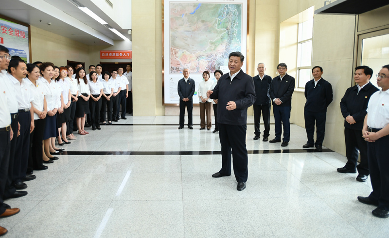 7月15日至16日，中共中央總書記、國家主席、中央軍委主席習近平在內(nèi)蒙古考察并指導開展“不忘初心、牢記使命”主題教育。這是16日上午，習近平到內(nèi)蒙古自治區(qū)自然資源廳，實地調(diào)研指導開展“不忘初心、牢記使命”主題教育。