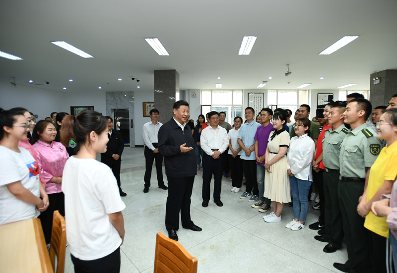 7月15日至16日，中共中央總書記、國家主席、中央軍委主席習近平在內(nèi)蒙古考察并指導開展“不忘初心、牢記使命”主題教育。這是16日上午，習近平在內(nèi)蒙古大學圖書館同學生們親切交談，勉勵他們志存高遠、腳踏實地、發(fā)奮圖強。