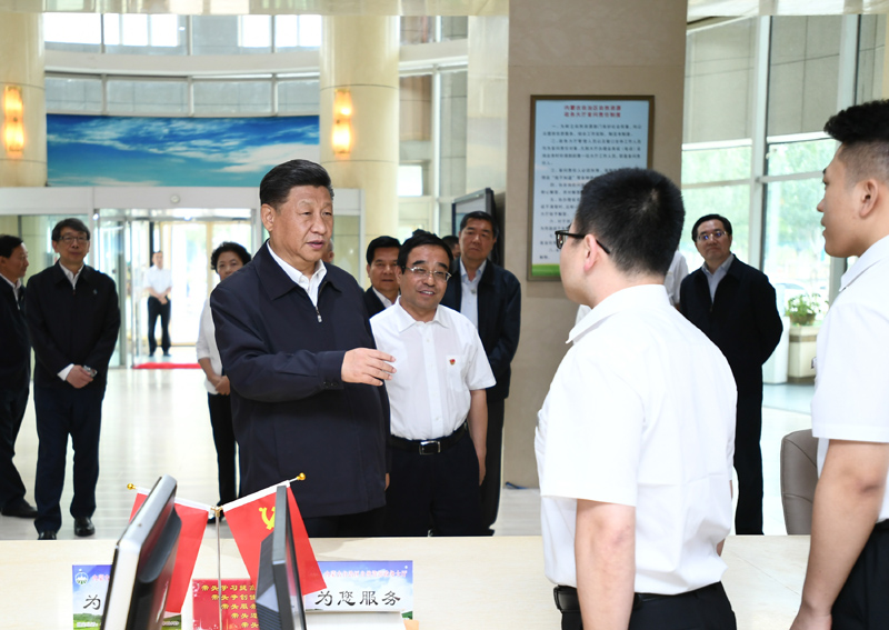 7月15日至16日，中共中央總書記、國家主席、中央軍委主席習近平在內(nèi)蒙古考察并指導開展“不忘初心、牢記使命”主題教育。這是16日上午，習近平在內(nèi)蒙古自治區(qū)自然資源廳自然資源政務大廳同工作人員交談，了解開展主題教育和落實便捷高效政務服務等情況。