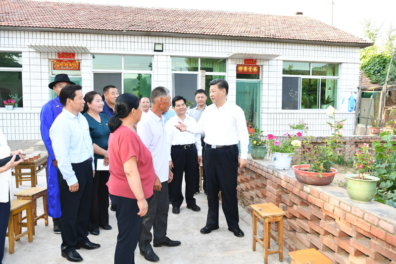 7月15日至16日，中共中央總書記、國家主席、中央軍委主席習近平在內(nèi)蒙古考察并指導開展“不忘初心、牢記使命”主題教育。這是15日下午，習近平在赤峰市喀喇沁旗河南街道馬鞍山村村民張國利家，同基層干部群眾代表親切交流。