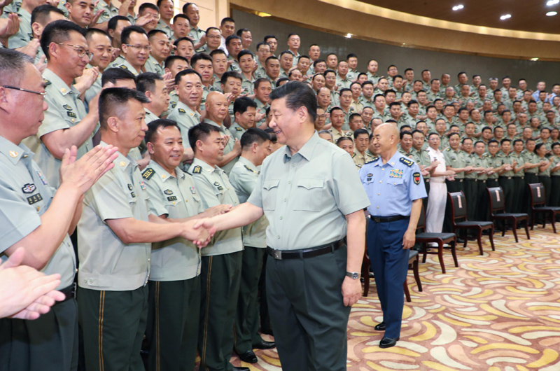 7月15日至16日，中共中央總書記、國家主席、中央軍委主席習近平在內(nèi)蒙古考察并指導開展“不忘初心、牢記使命”主題教育。這是16日上午，習近平在呼和浩特親切接見駐內(nèi)蒙古部隊副師職以上領導干部和團級單位主官，代表黨中央和中央軍委向駐內(nèi)蒙古部隊全體官兵致以誠摯問候。