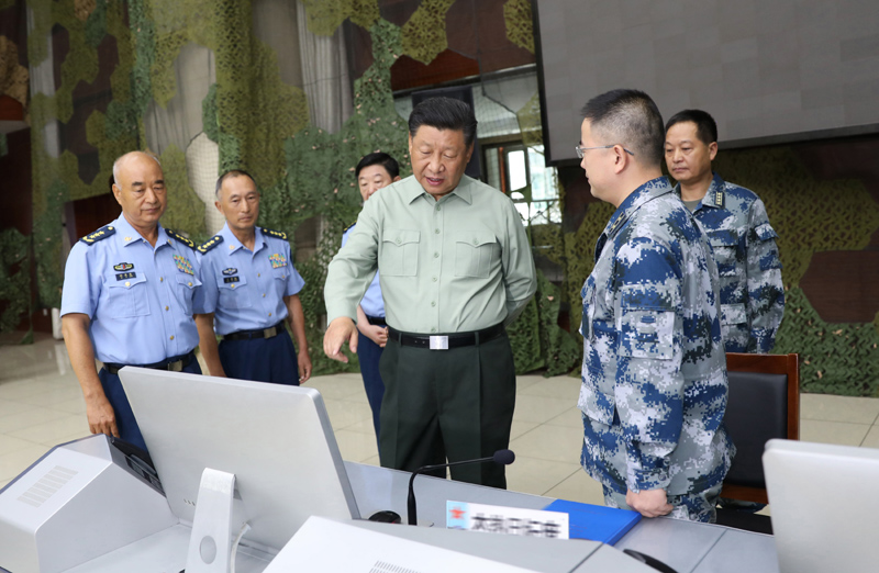 8月22日，中共中央總書記、國(guó)家主席、中央軍委主席習(xí)近平到空軍某基地視察。這是習(xí)近平察看基地作戰(zhàn)指揮中心，了解戰(zhàn)備值班和訓(xùn)練情況。