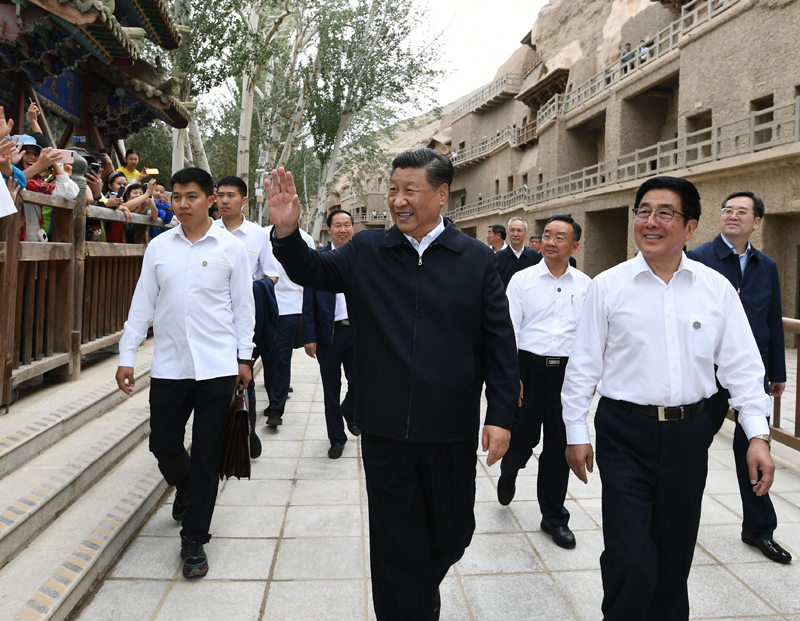 8月19日至22日，中共中央總書記、國家主席、中央軍委主席習近平在甘肅考察。這是19日下午，習近平在敦煌莫高窟考察調研時，向正在參觀的游客親切招手致意。