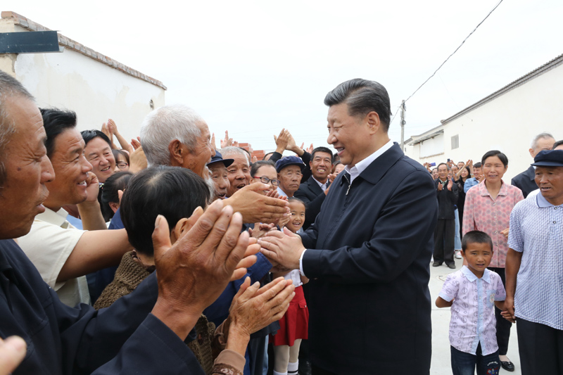 8月19日至22日，中共中央總書記、國家主席、中央軍委主席習近平在甘肅考察。這是21日上午，習近平在武威市古浪縣黃花灘生態(tài)移民區(qū)富民新村同村民親切交談。