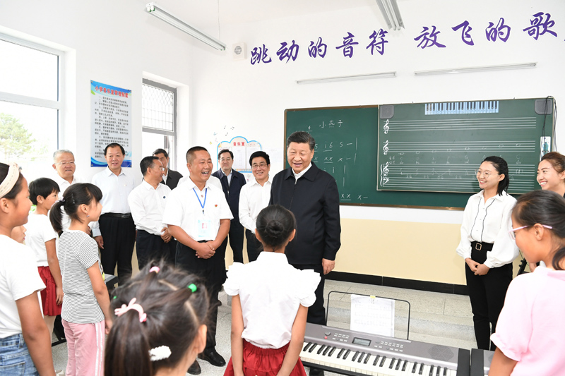 8月19日至22日，中共中央總書記、國家主席、中央軍委主席習近平在甘肅考察。這是21日上午，習近平在武威市古浪縣黃花灘生態(tài)移民區(qū)富民新村富民小學的音樂教室，認真觀看正在進行的音樂課教學。