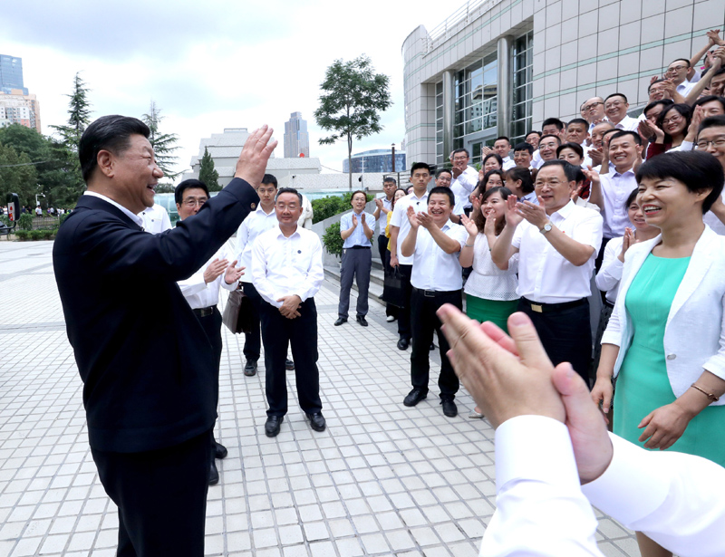 8月19日至22日，中共中央總書記、國家主席、中央軍委主席習近平在甘肅考察。這是21日下午，習近平在讀者出版集團有限公司同工作人員親切交談。