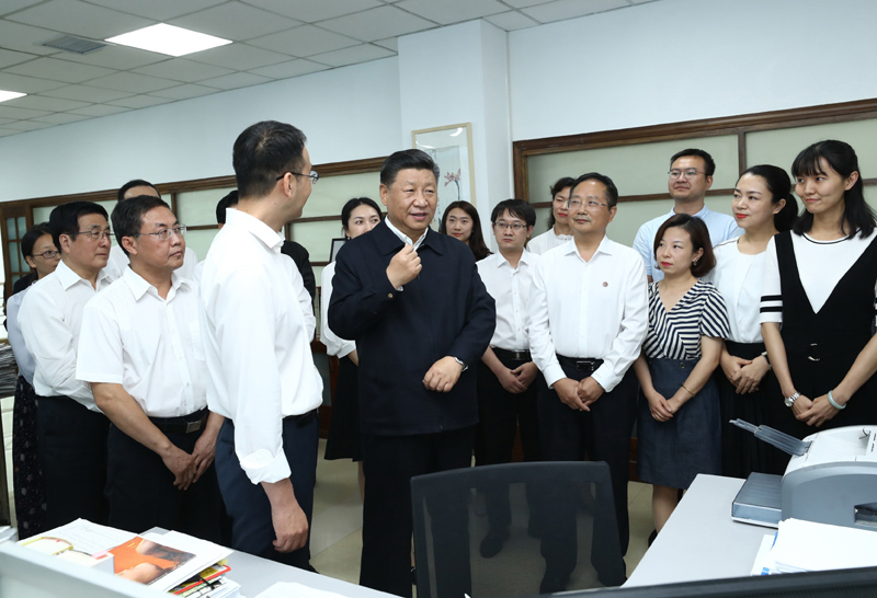 8月19日至22日，中共中央總書記、國家主席、中央軍委主席習近平在甘肅考察。這是21日下午，習近平在《讀者》編輯部同工作人員交流，勉勵他們?yōu)槿嗣裉峁└鄡?yōu)秀精神食糧。