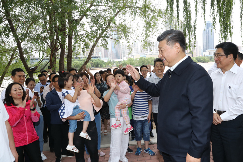 8月19日至22日，中共中央總書記、國家主席、中央軍委主席習近平在甘肅考察。這是21日下午，習近平在蘭州市黃河治理蘭鐵泵站項目點同正在休閑的群眾親切交談。